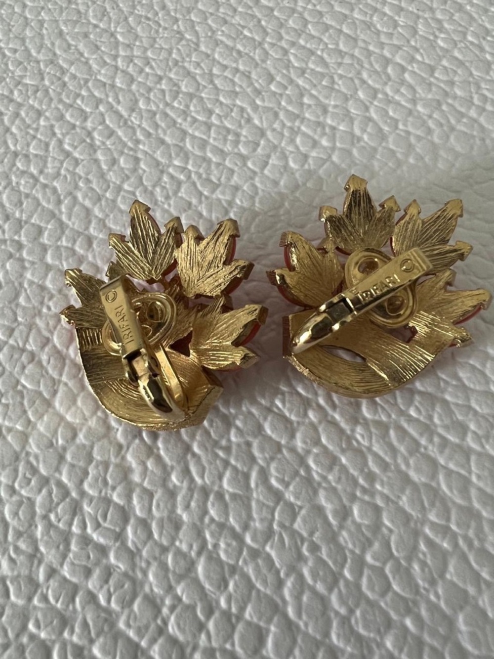 Rare Trifari Coral Cluster Leaves Vintage Clip-On Earrings - Picture 4 of 5